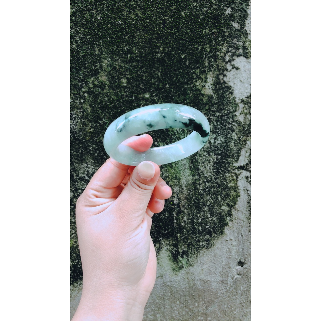 Vòng tay bản liền jadeite xanh bơ vân lạ